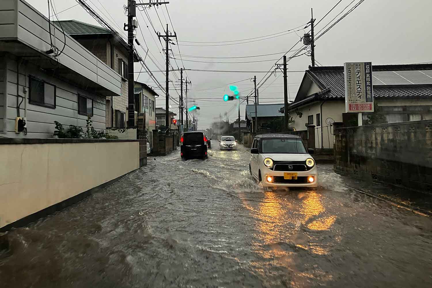 ▲冠水した道路をクルマで走ると、大量の雨水をエンジン内に吸い込んでしまい