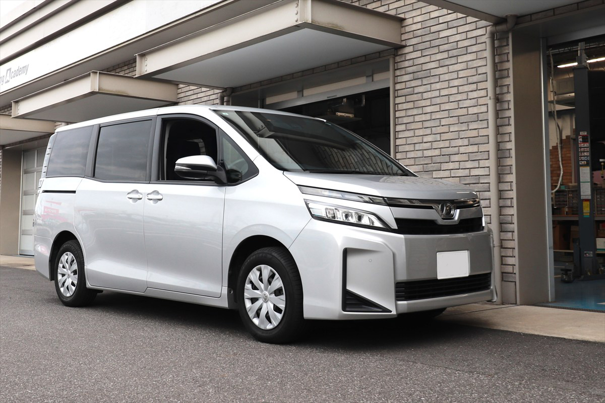 ▲撮影車両は3代目「ヴォクシー」の後期型（2017年発売）Xガソリン車