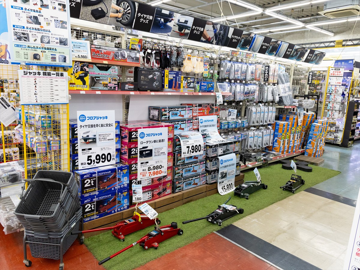 ▲オートバックスでは各種工具も取り揃えている