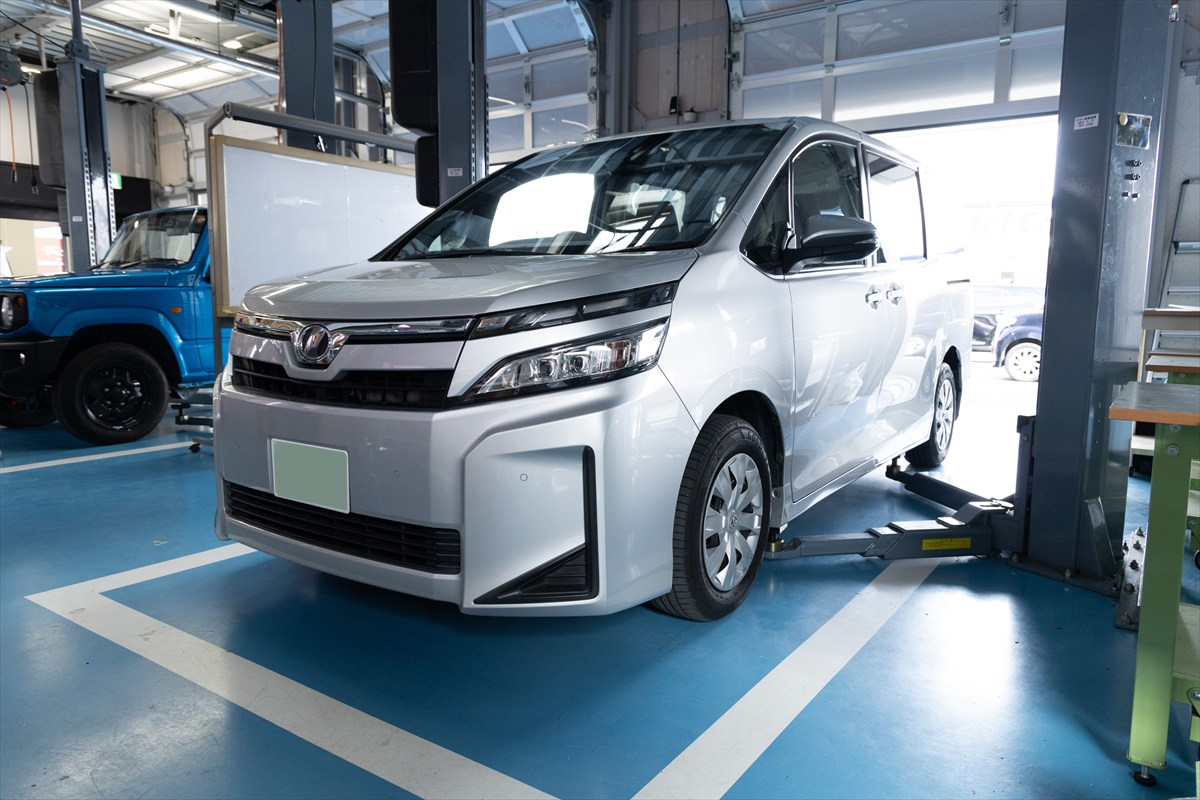 ▲オートバックスのピットでは車体を一気に持ち上げるリフトを使用