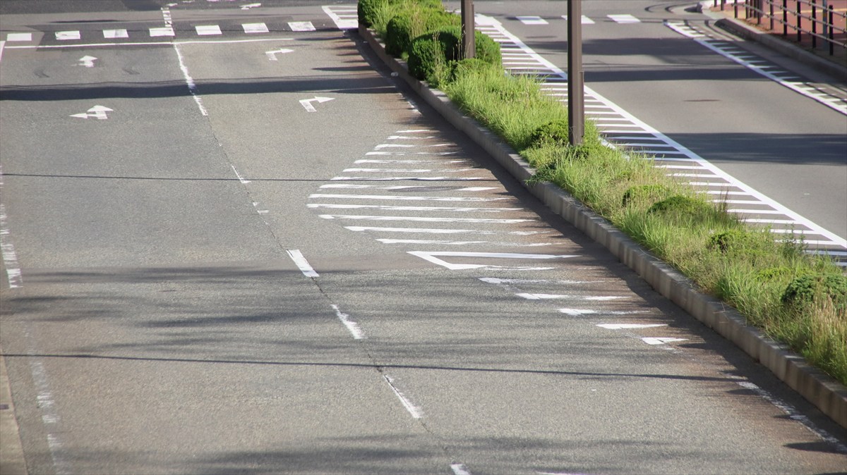 ▲右折車線の手前などでよくみるシマシマの部分がゼブラゾーン