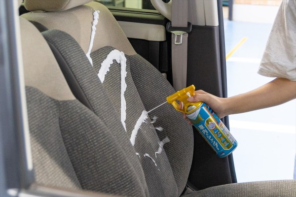 ▲ソフト99 ルームピア 車内のシャンプー。シートに直接ムースを噴射する