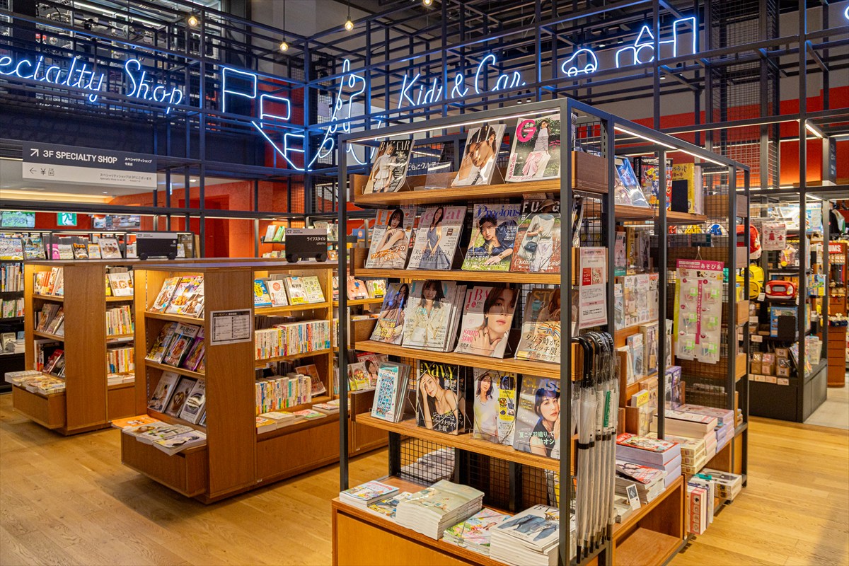 ▲ファッション誌などを含め、まるで書店のように多数の雑誌や書籍が！