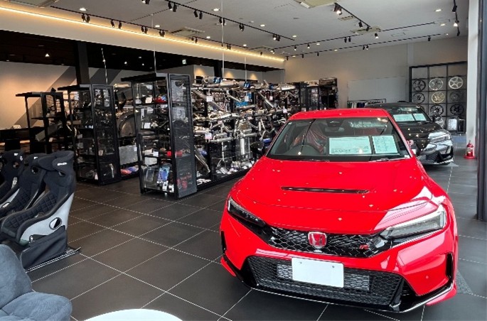 ▲「A PIT PERFORMANCE FACTORY大阪店」は車のスポーツカスタムに特化した新コン