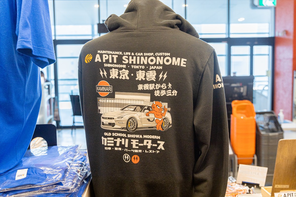 ▲日産「GT-R」が描かれるカミナリモーターズとのコラボパーカー