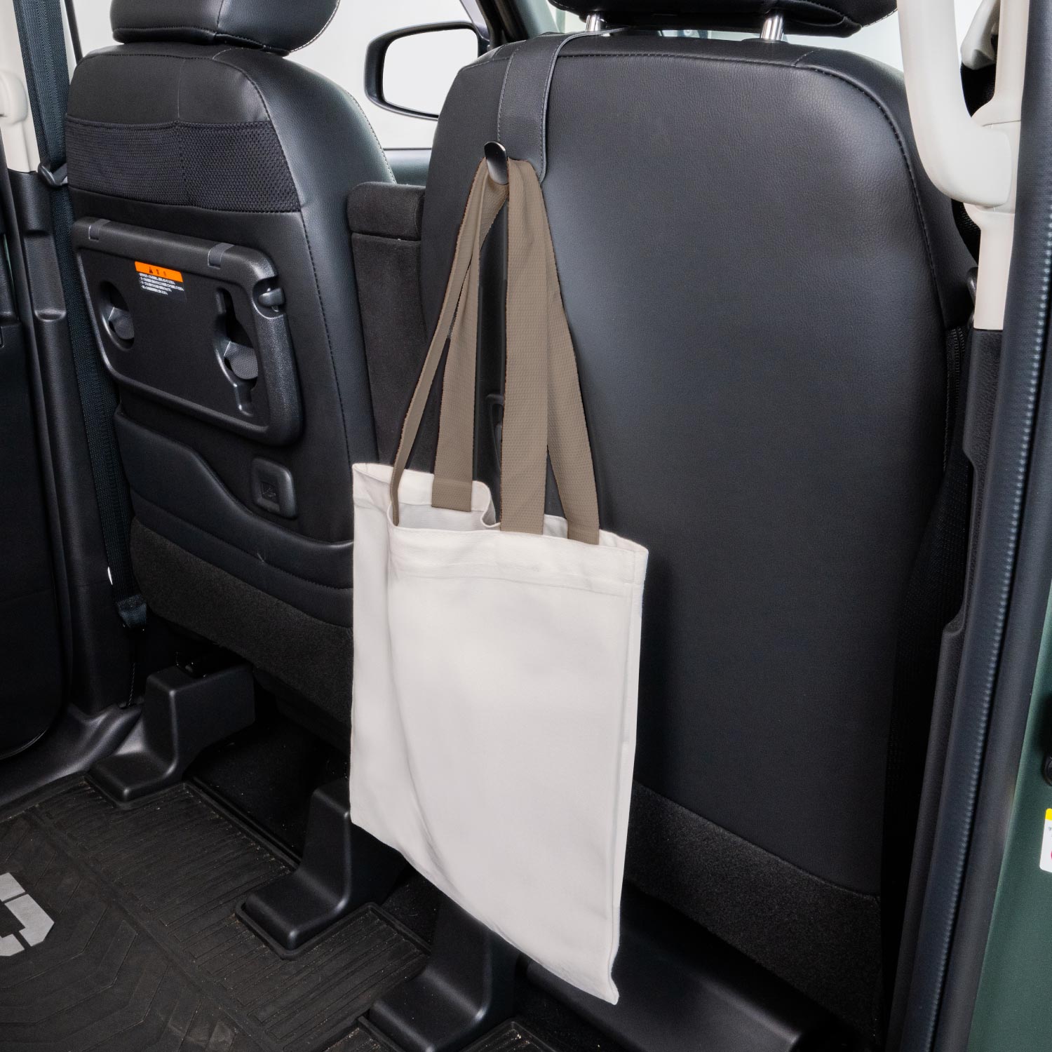 ▲スマートフォンの落下を防ぐアイテムや、荷物を掛けられる専用フックもあるとドライブ中のトラブルなどに