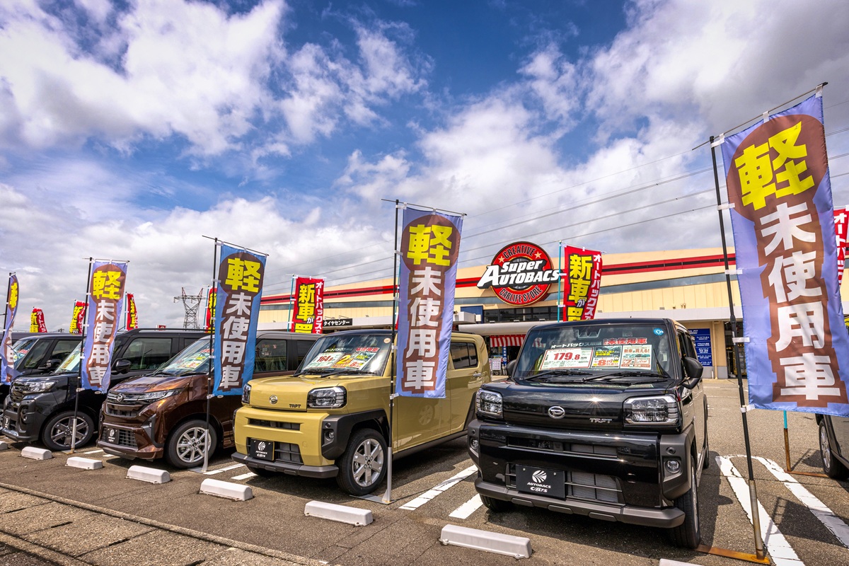 ▲クルマの購入というと新車ディーラーが一般的ですが、ほぼ未使用で新車より、お得に購入できる可能性のあ