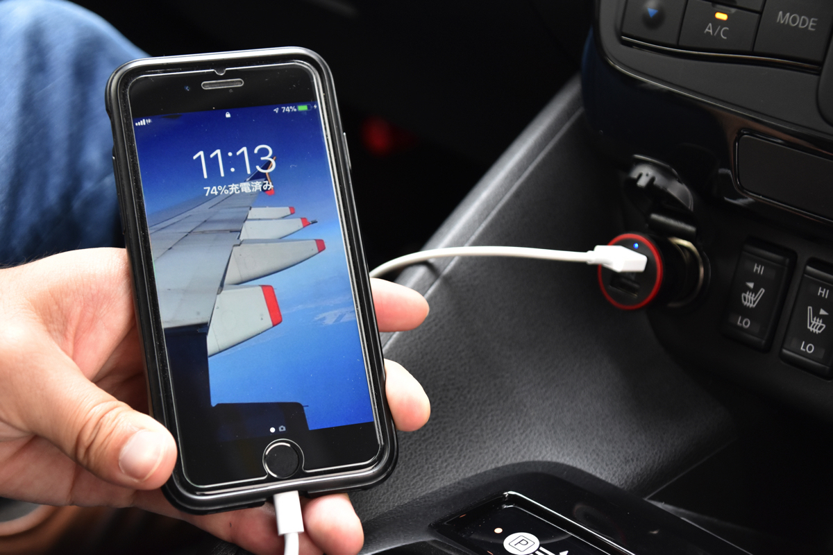 ▲災害時、車は重要な電力源となり、連絡手段として欠かせないスマートフォンの充電も可能です。