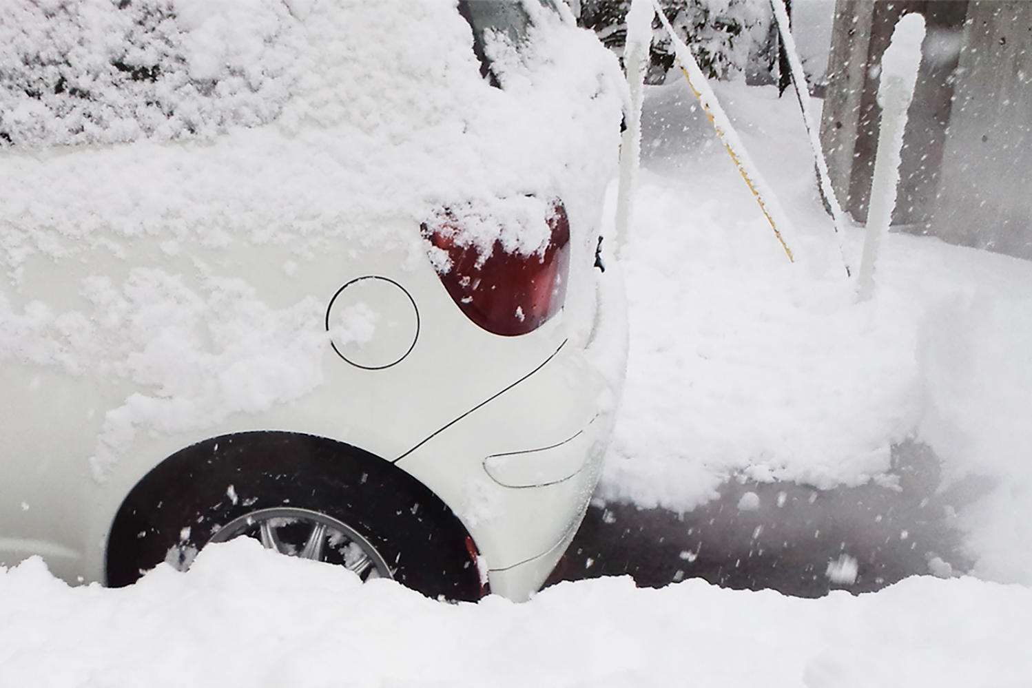 ▲降雪時の車内避難で気をつけたい一酸化炭素中毒。そのためにもこまめにマフラー付近に積もった雪は除雪し