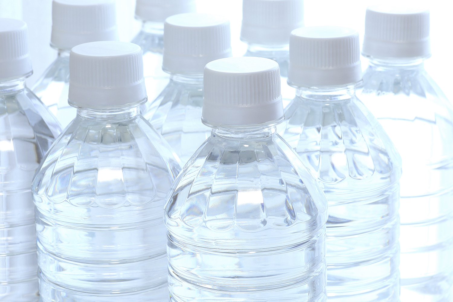 ▲トラックやドアポケットなどに非常用としてペットボトルの飲料水を用意しておくと安心だ。