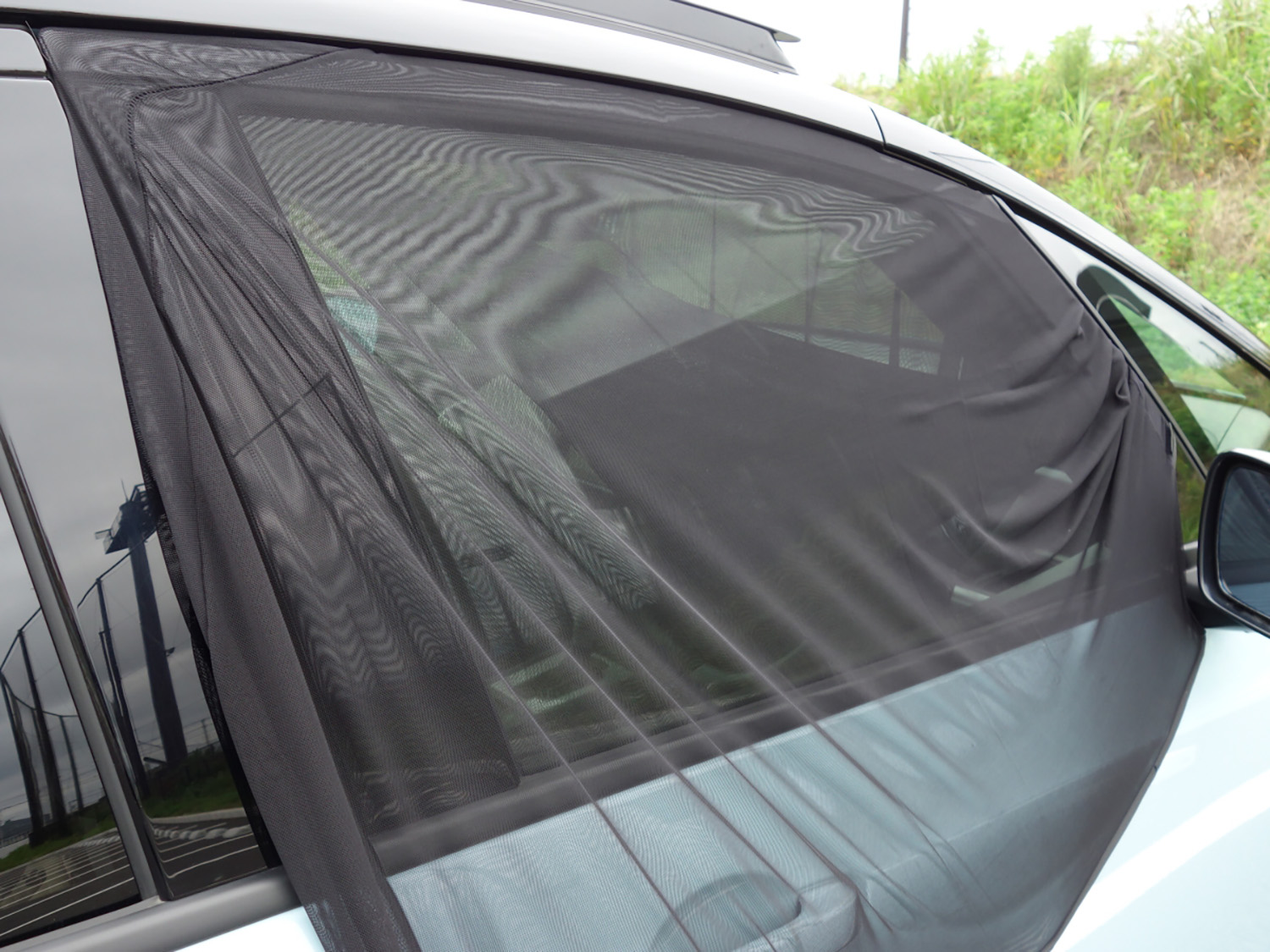 ▲車外に装着するタイプの防虫カーテン。