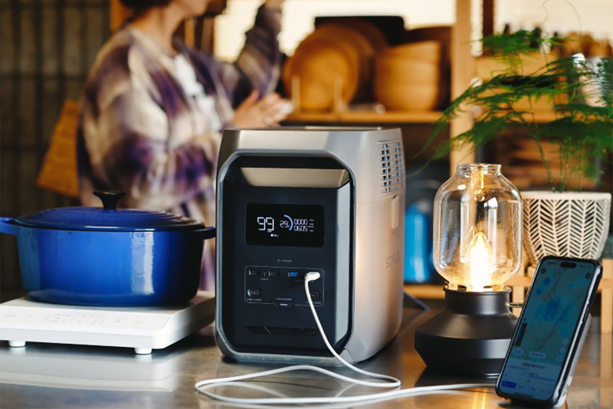 ▲ポータブル電源にはコンセントが備わっていることがほとんど。家庭用の電化製品が使えるのもうれしい。