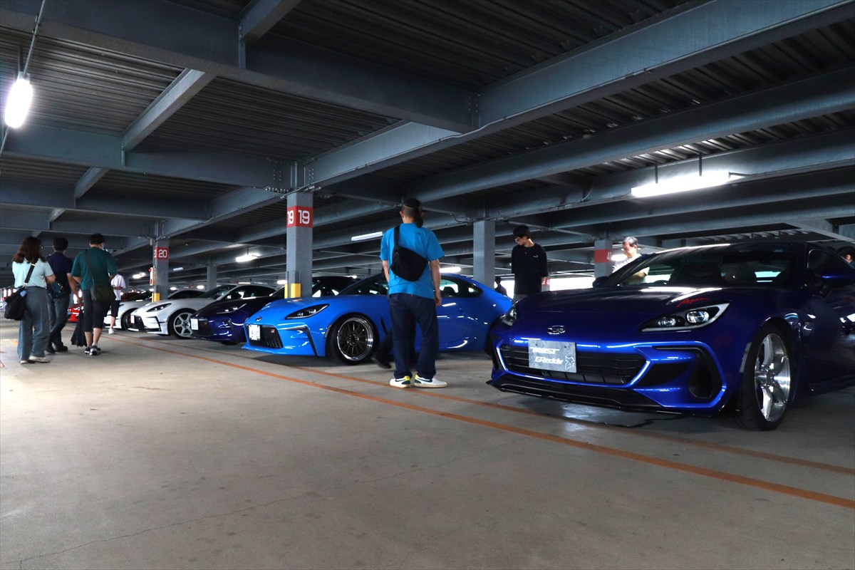 ▲オールジャンルのオフ会だが、レーシングドライバーという平手選手の職業から、やはり参加車両はスポーツ