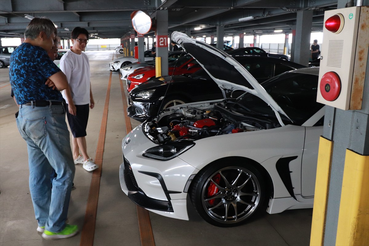 ▲エンジンフードをオープンにしてのカスタム談話。エンジンも新車のようにピカピカだ