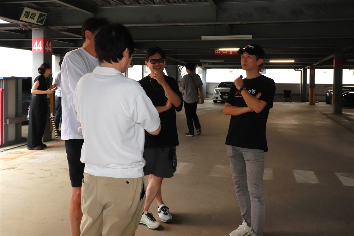 ▲平手選手と談笑。ドライビングについての悩みを聞いてもらえる、またとない機会だ