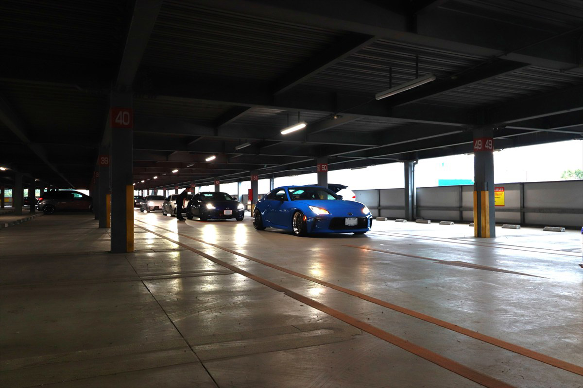 ▲駐車場が開くや、続々と参加車両が入場。スーパーオートバックスかしわ沼南では今回に関わらず、この立体