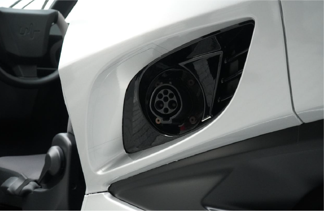 ご自宅の100V/200Vコンセントで充電することができるので、ガソリンスタンドに行く手間が無く楽