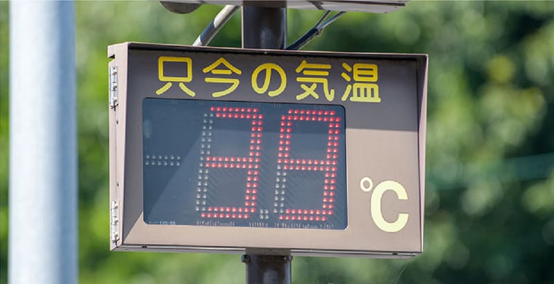 炎天下で温度計が高温を示しているイメージ写真