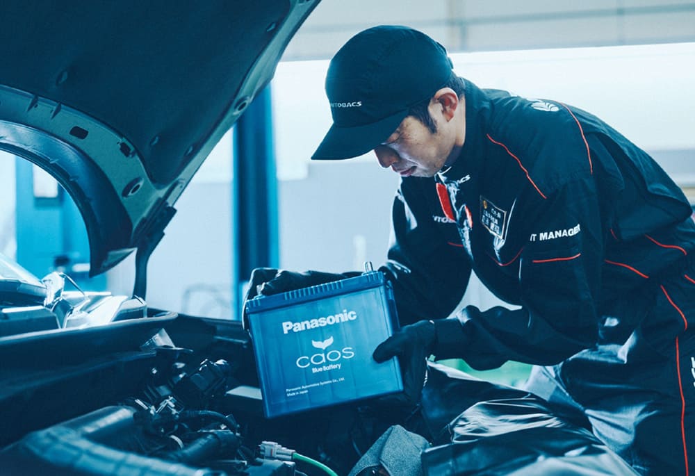 スタッフがバッテリーを点検している写真