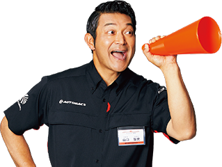 メガホンで叫ぶ山口智充さん