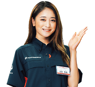 片手をあげて笑顔の池田美優さん