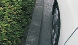 サイドをモニターでしっかり見ながら運転できるので縦列駐車の時も安心