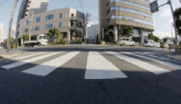 見通しの悪い交差点でもフロントカメラで安心