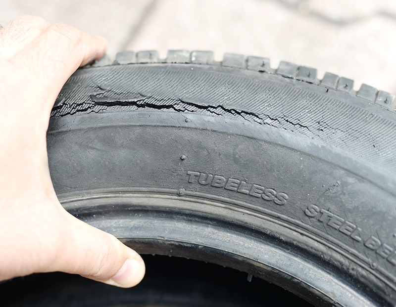 濡れた路面は危険がいっぱい！劣化したタイヤは大きな事故を招く原因に……