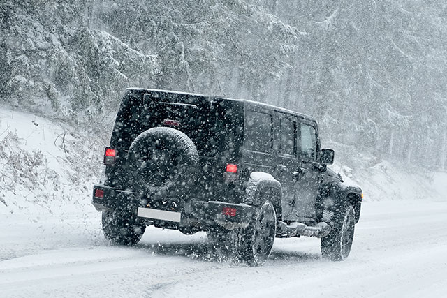 【冬支度】雪道の運転は危険！覚えておきたいスタッドレスタイヤの取り付け方