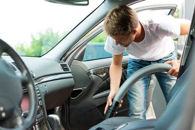 車の臭いを解消するには？