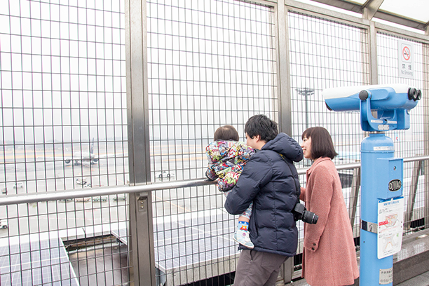 展望デッキではじめての飛行機を見る