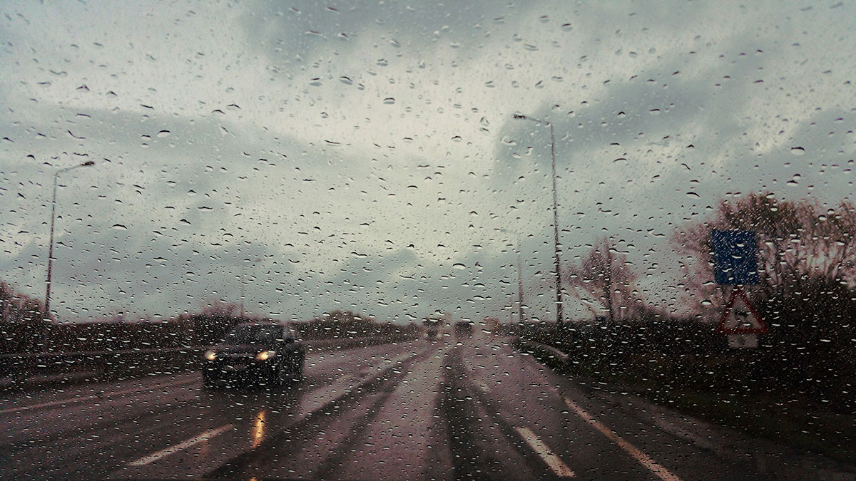 雨の中を走行する車