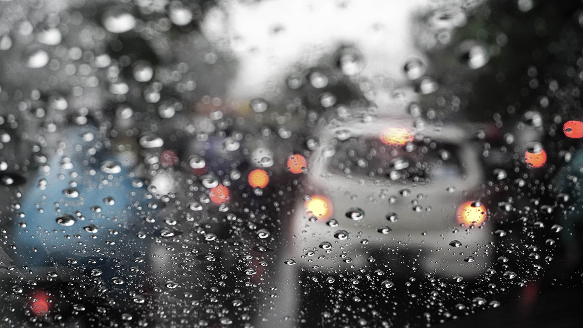 雨の日のフロントウィンドウ