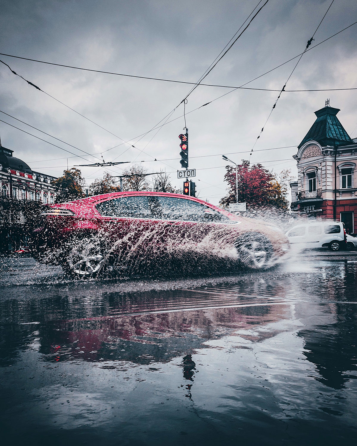 水しぶきを上げて走る車