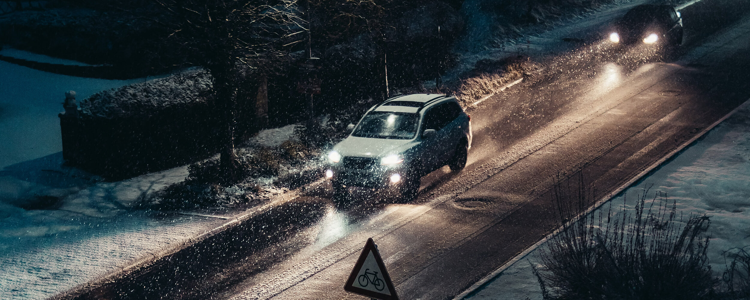 雪道を走る車